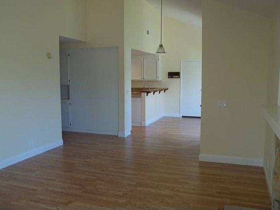 5th image of 40 Ilex Dr