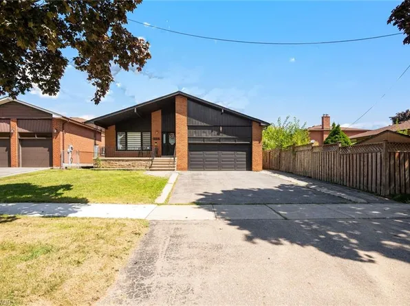 2221 Florian Rd, Mississauga, ON L5A 3Y9