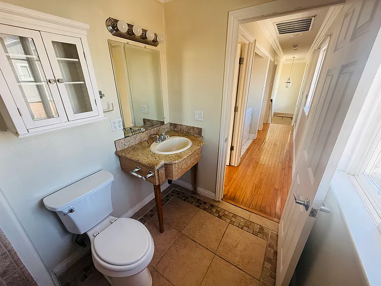 572 W 11th St — Photo 31