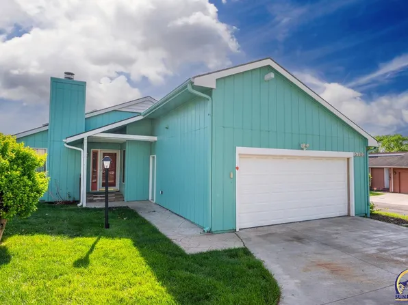 5700 SW Arrowhead Ct, Topeka, KS 66614