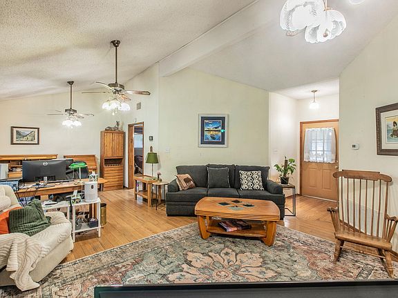 4th image of 136 Redbird Ln