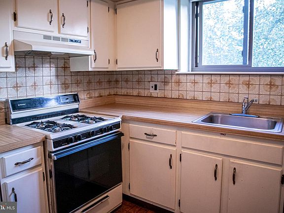 4th image of 6126 Hilltop Dr