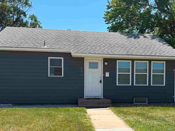 371 W 11th St, Hoisington, KS 67544