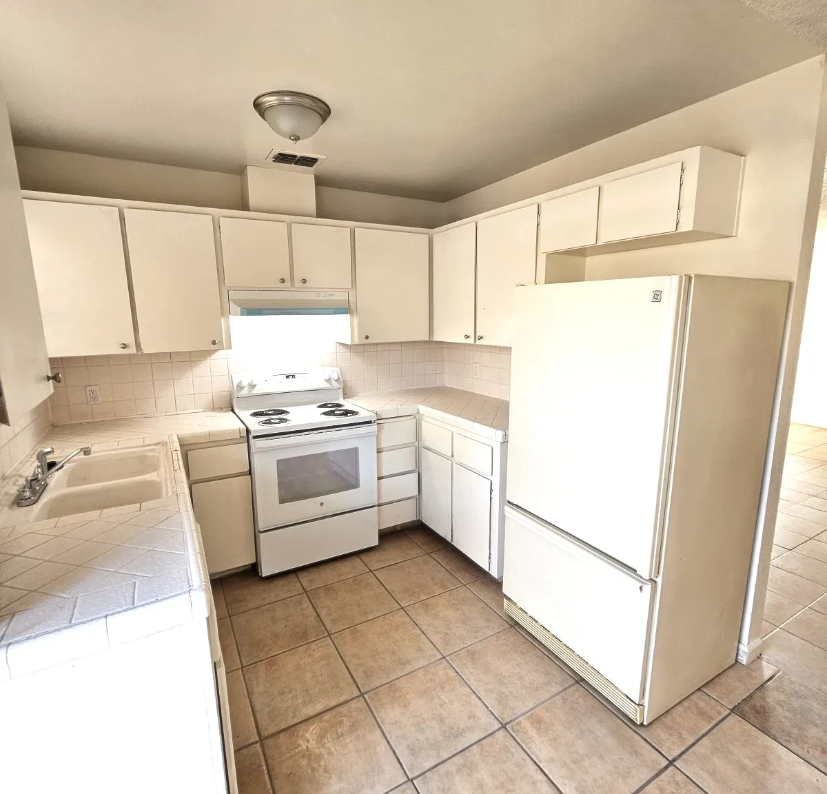 Westbridge Apartments — Photo 4