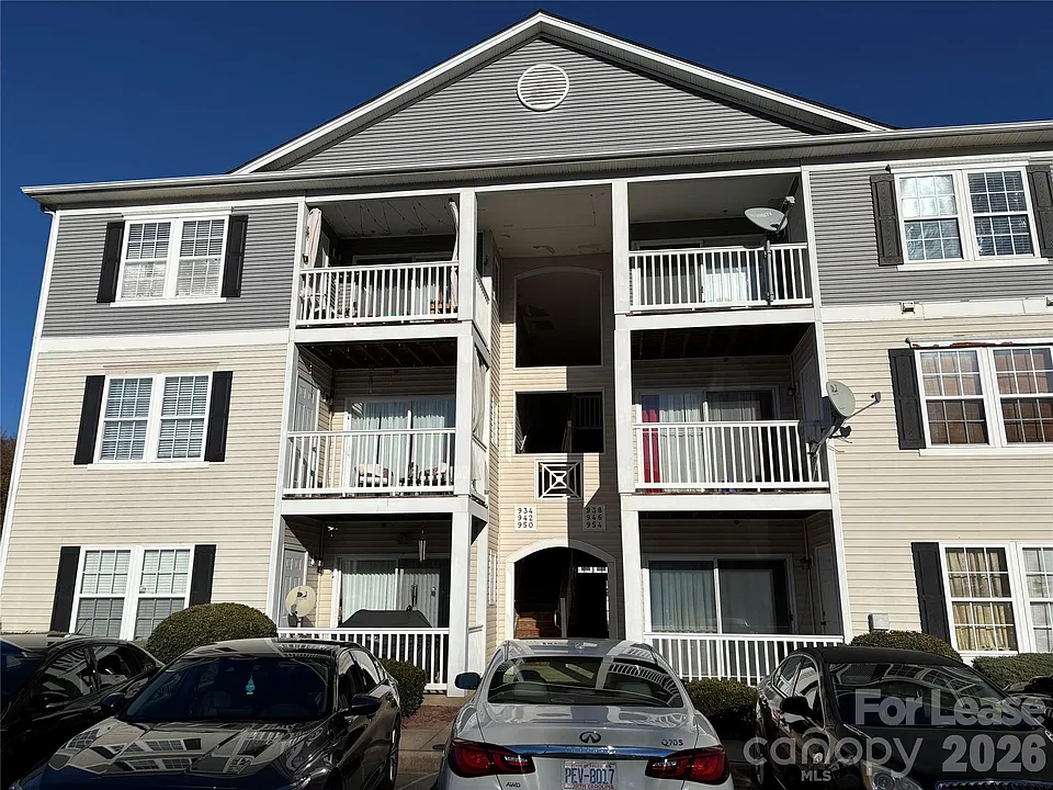 938 Plaza Walk Dr