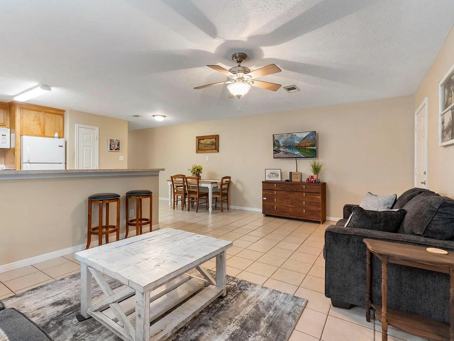 2 bed, 2.0 bath, 2574 sqft, $1,725 — Photo 4