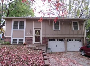 1001 NW Berkshire Dr, Blue Springs, MO 64015