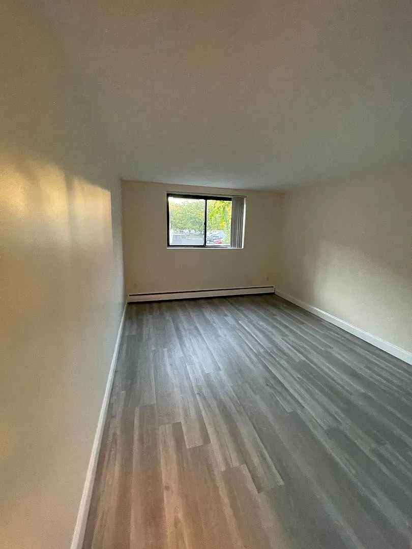 1-Bed w/ h & hw — Photo 4