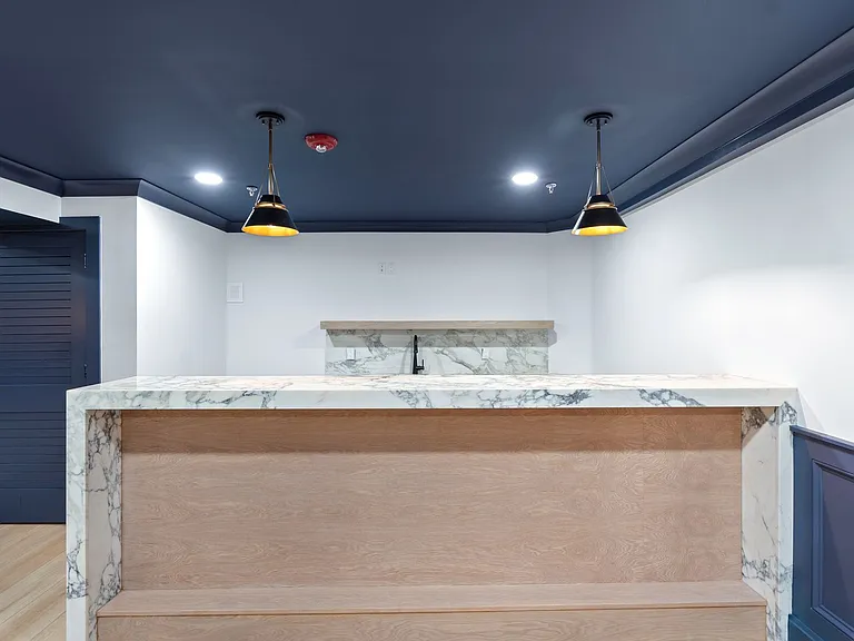 214 E Grove St — Photo 21
