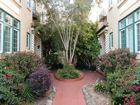 734 Alcatraz Ave, Oakland, CA 94609