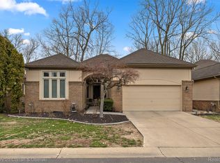 28 Turnberry Ln, Dearborn, MI