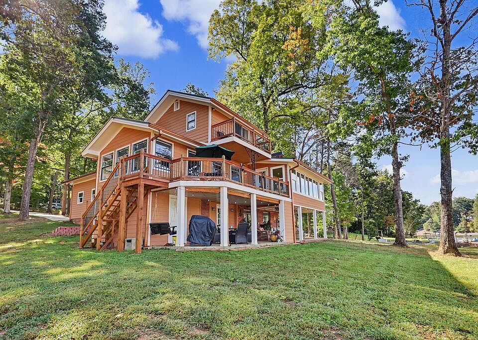 1st image of 332 Piney Point Rd