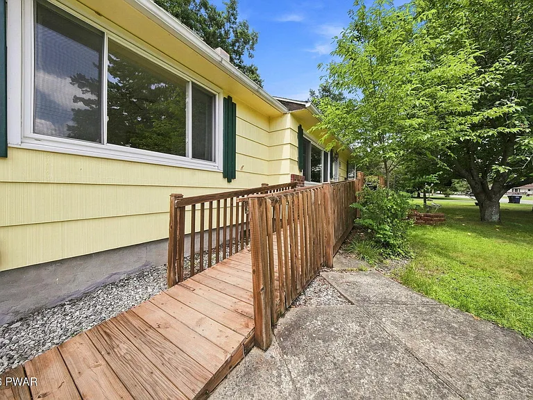 1055 Blue Ridge Ave — Photo 7