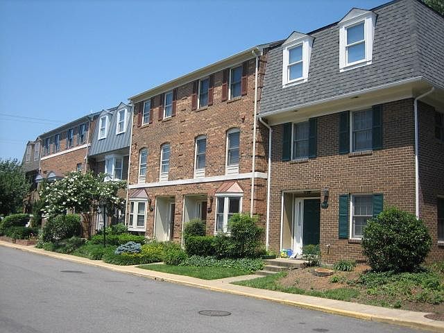Dominion Hills Townhouse complex, across the street from Thomas Jefferson Middle school. TH is 2nd from the end, in close proximity to mailboxes and trash.