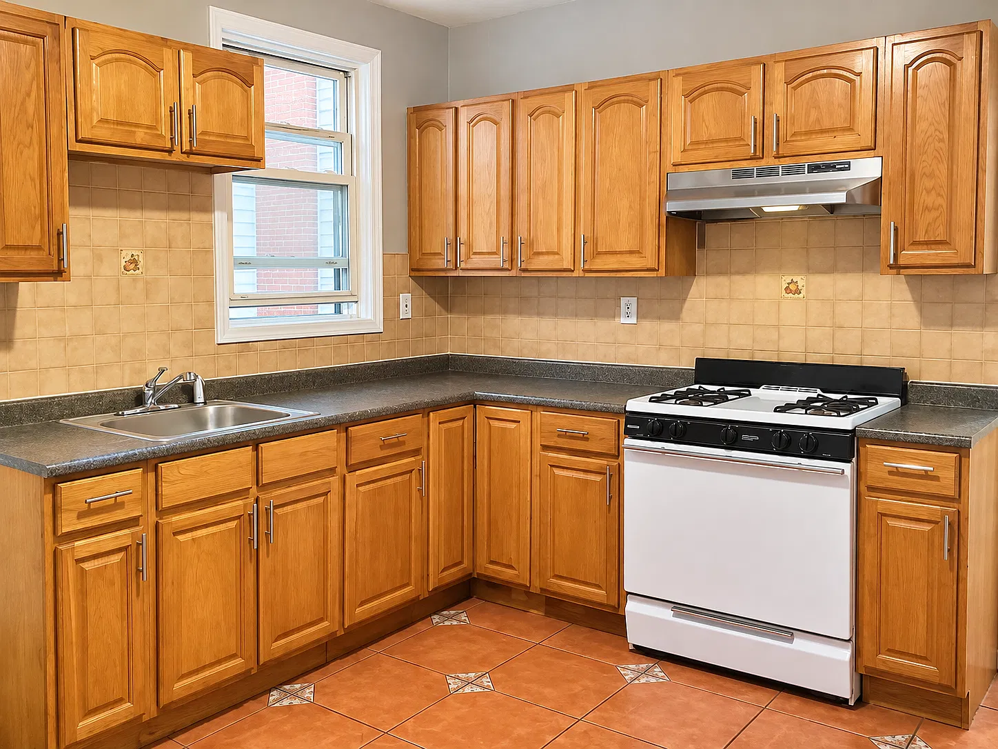 3 bed, 1.0 bath, 800 sqft, $2,050 — Photo 2
