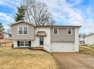 1360 Premio Dr, Fenton, MO 63026