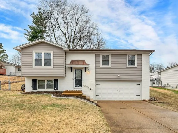 1360 Premio Dr, Fenton, MO 63026