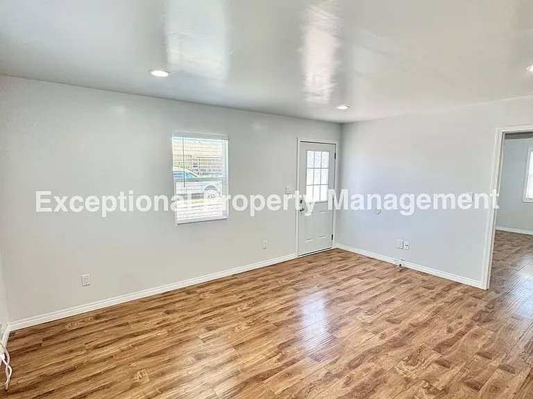 920 N Western Ave — Photo 3