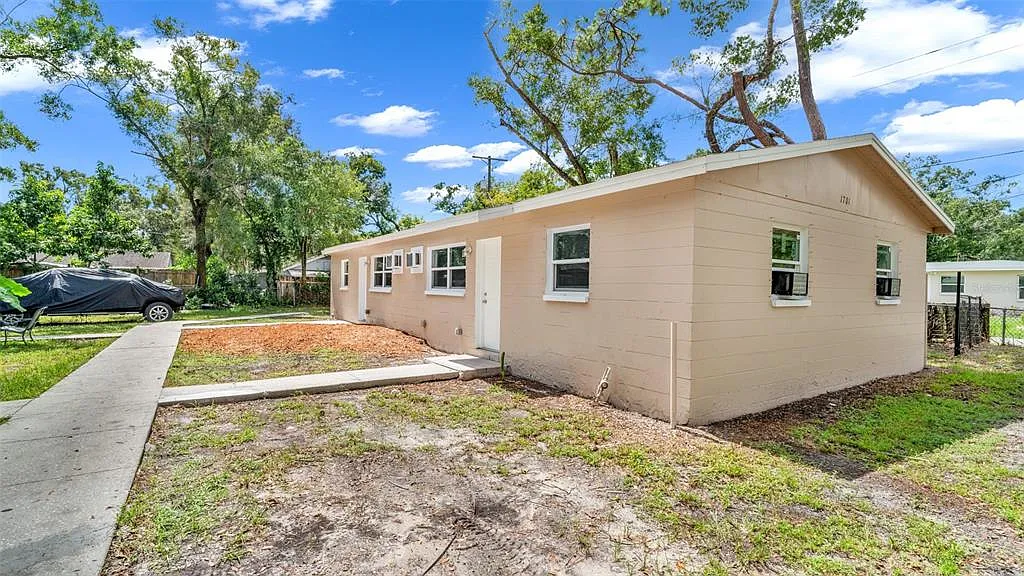 2 bed, 1.0 bath, 1296 sqft, $1,800 — Photo 3