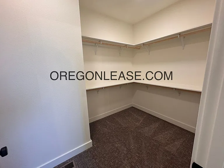 Brand new 3 bedroom 2.5 bath Coburg townhome — Photo 5