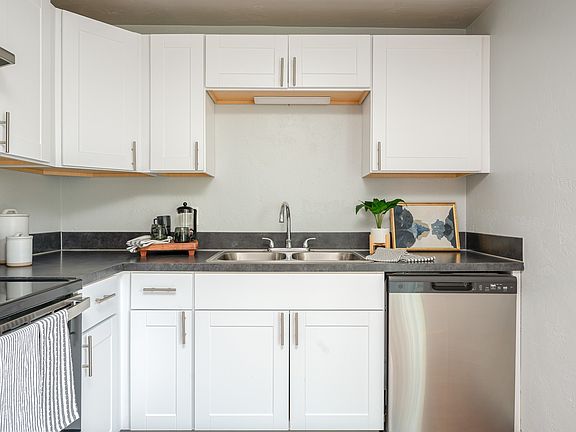 Pacific Village | Kitchen