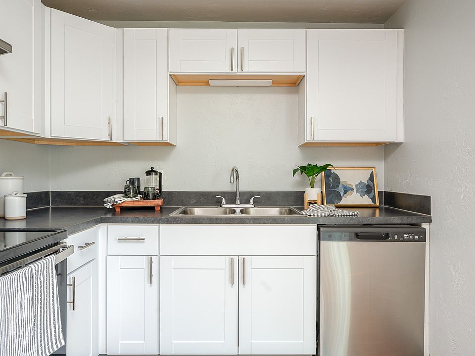 Pacific Village | Kitchen