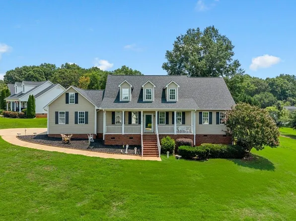 404 Shallowford Dr, Boiling Springs, SC 29316