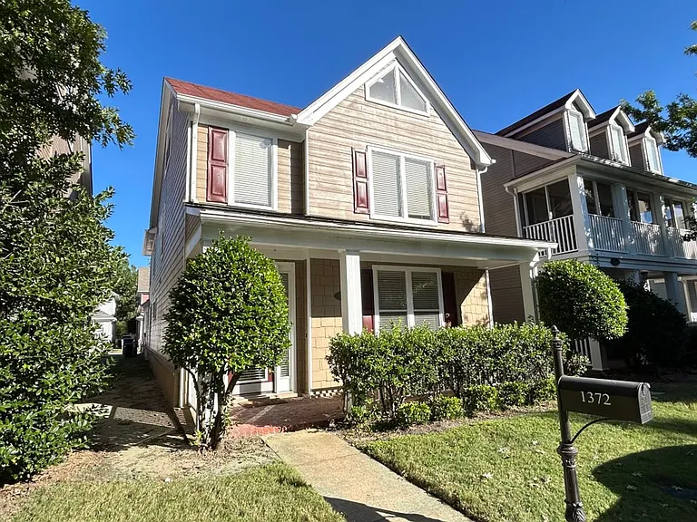 1372 Island Town Dr — Photo 2