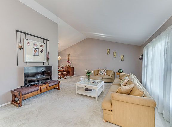 4th image of 450 Avebury Ln
