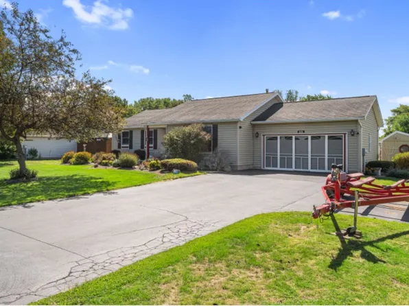 25 Kuhn Rd, Rochester, NY 14612