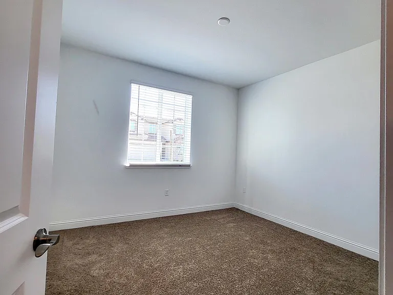 1561 Shirley Ave — Photo 11