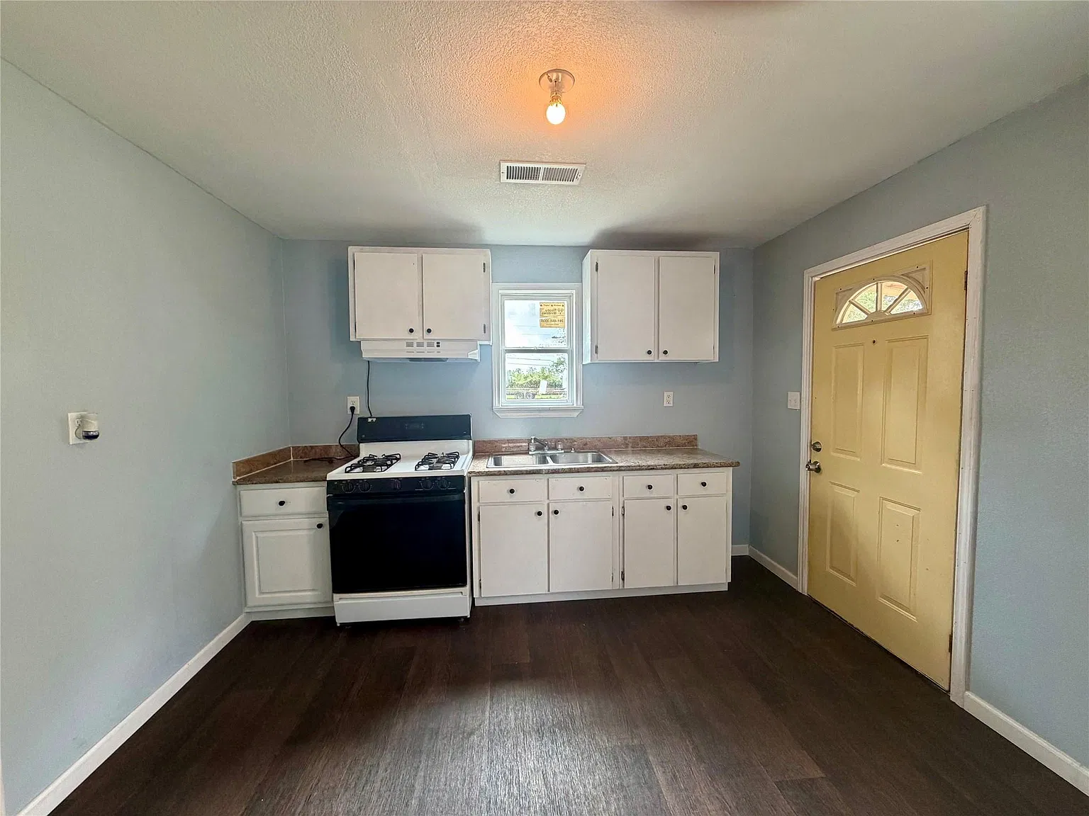 2 bed, 1.0 bath, 672 sqft, $1,300 — Photo 4