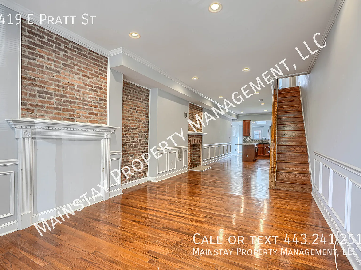 Renovated 2 bed, 2.5 bath townhouse with 2 car parking! — Photo 3