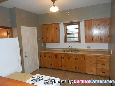 5th image of 918 18 1/2 Ave NE #1
