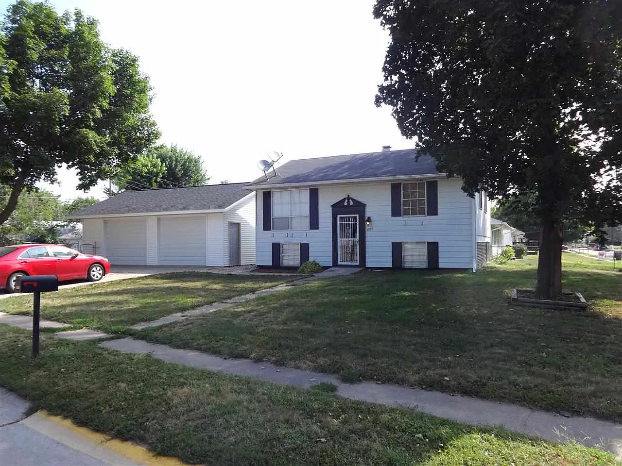 207 8th St E photo 1