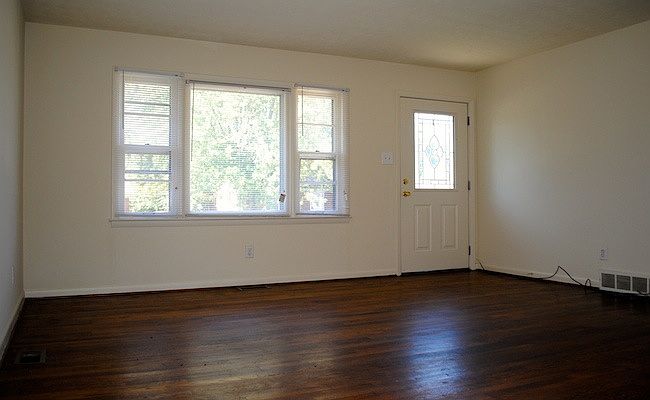 2nd image of 1924 Greenleaf Dr