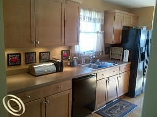 4th image of 2371 Henley Ave