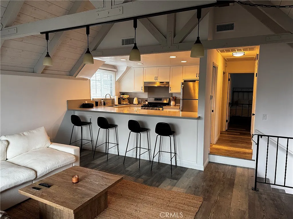 2 bed, 900 sqft, $6,000 — Photo 2