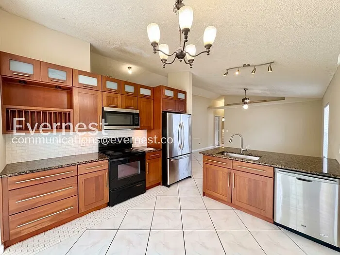 3 bed, 2.0 bath, 1134 sqft, $1,995 — Photo 4