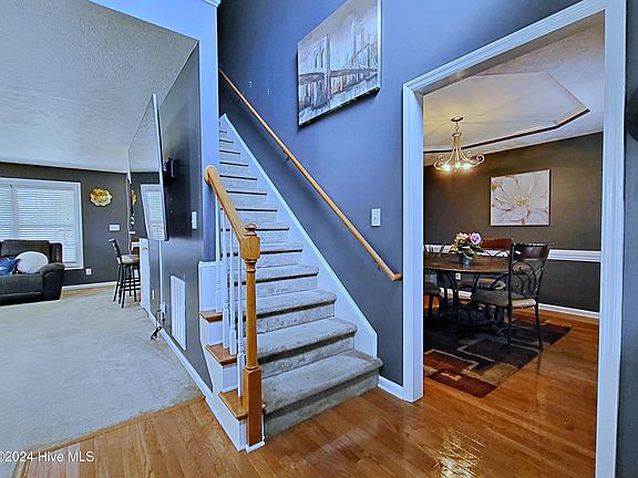 5th image of 120 Terrier Way