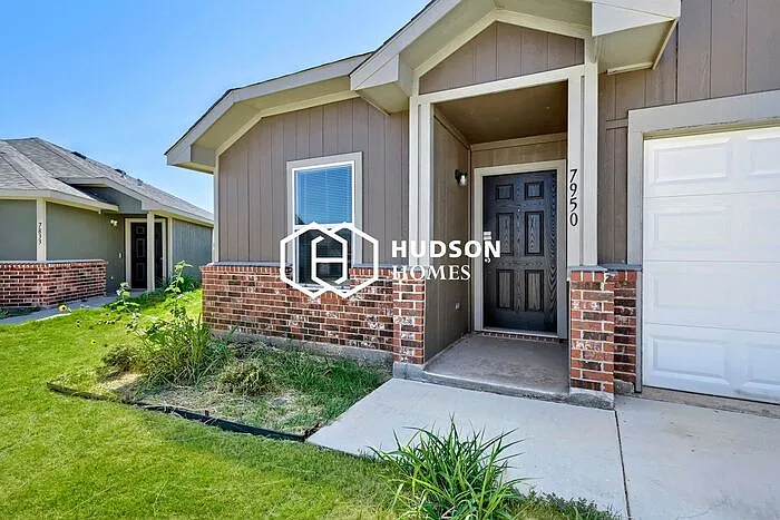 4 bed, 2.0 bath, 1571 sqft, $2,595 — Photo 3
