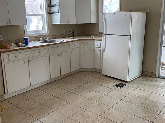 4th image of 1074 Lakeview St