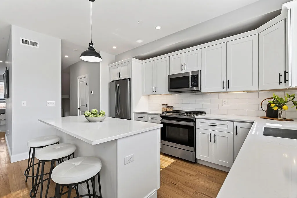 3 bed, 2.5 bath, 1972 sqft, $3,800 — Photo 3
