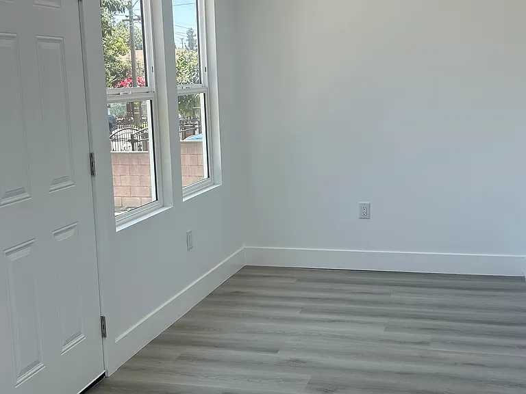 1419 E 61st St #1 — Photo 3