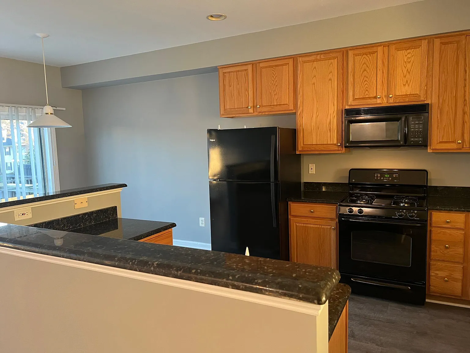 3 bed, 1936 sqft, $3,000 — Photo 2