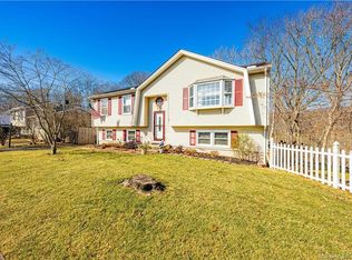 19 Robertson Rd, Hamden, CT 06518