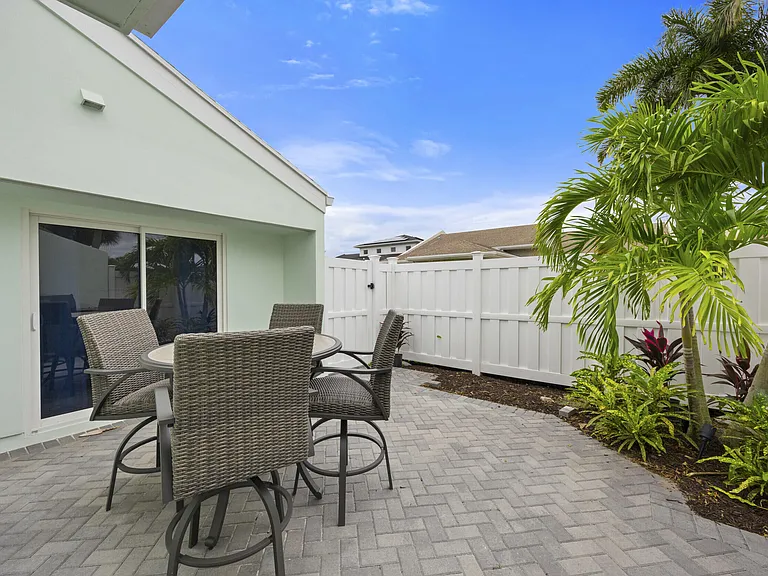 17235 Bay St — Photo 35
