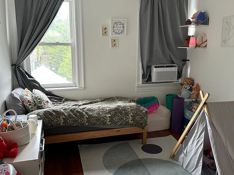 102 Rochambeau Ave — Photo 19