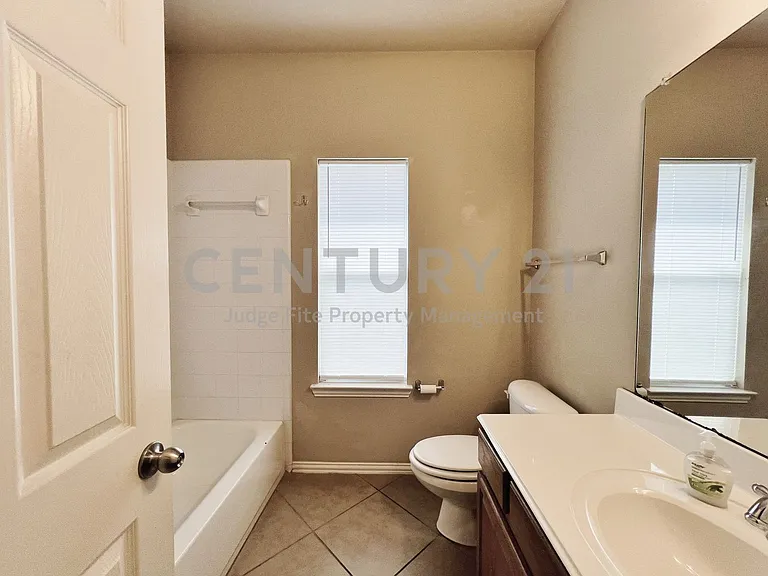 552 Kerry St — Photo 22