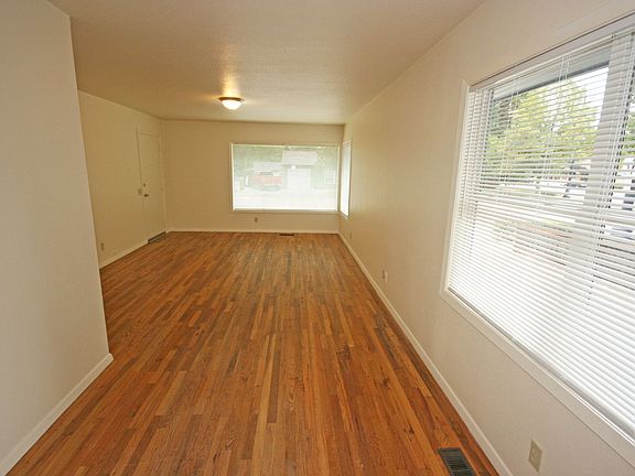 4th image of 952 SE Washington St #1